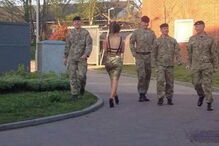 Soldados divulgavam fotos explícitas com mulheres que levavam de forma ilegal para as bases militares