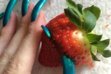 Rapariga exibe unhas de 15 centímetros