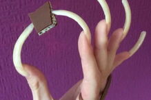 Rapariga exibe unhas de 15 centímetros