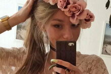 Rapariga exibe unhas de 15 centímetros