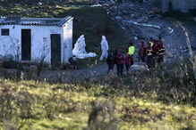 Inspetores da PJ tapam os corpos cadáveres das vítimas encontradas após a explosão