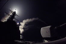 O presidente dos EUA, Donald Trump, ordenou um ataque contra uma base militar utilizada pelas forças do presidente da Siría, Bashar al-Assad, junto à cidade de Homs