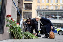Ao longo da rua onde o camião atropelou dezenas de pessoas, foram deixadas flores, velas e mensagens