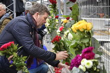 Ao longo da rua onde o camião atropelou dezenas de pessoas, foram deixadas flores, velas e mensagens