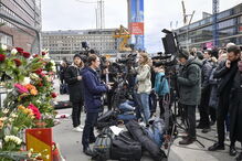 Ao longo da rua onde o camião atropelou dezenas de pessoas, foram deixadas flores, velas e mensagens