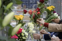 Ao longo da rua onde o camião atropelou dezenas de pessoas, foram deixadas flores, velas e mensagens