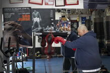Paulo Seco tem 46 anos e lidera uma academia de boxe no Casal Ventoso, em Lisboa