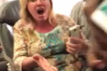 Passageiro arrastado violentamente para fora de avião