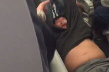 Passageiro arrastado violentamente para fora de avião