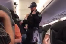 Passageiro arrastado violentamente para fora de avião