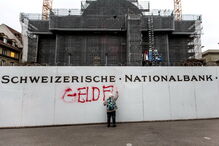 Idosa de 86 anos detida após pintar frase numa parede do Banco Nacional Suíço