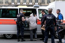 Idosa de 86 anos detida após pintar frase numa parede do Banco Nacional Suíço