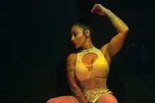 Ana Malhoa arrojada em concerto