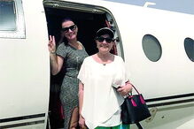 Dolores Aveiro no jato privado do filho 