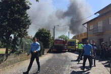  O fogo está a lavrar numa empresa de lavagem de cisternas de camiões