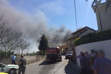  O fogo está a lavrar numa empresa de lavagem de cisternas de camiões