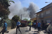  O fogo está a lavrar numa empresa de lavagem de cisternas de camiões