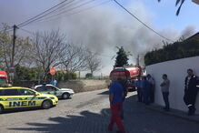  O fogo está a lavrar numa empresa de lavagem de cisternas de camiões