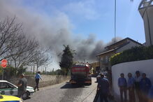  O fogo está a lavrar numa empresa de lavagem de cisternas de camiões