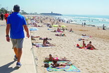 Nos últimos dias foram muitos os portugueses que aproveitaram o tempo quente para ir à praia, como em Carcavelos