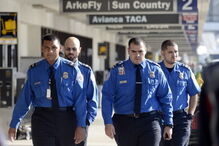 Vídeo de passageiro desembarcado à força coloca em risco polícia nos aeroportos de Chicago