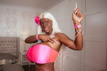 Martina Big, que tem os maiores seios da Europa, submeteu-se a um procedimento para escurecer a pele