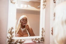 Martina Big é alemã e conta com o apoio do namorado nas cirurgias estéticas que já fez