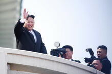 Coreia do Norte exibe poder militar em altura de tensão com os EUA