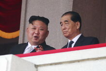 Coreia do Norte exibe poder militar em altura de tensão com os EUA