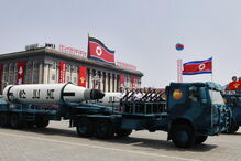 Coreia do Norte exibe poder militar em altura de tensão com os EUA