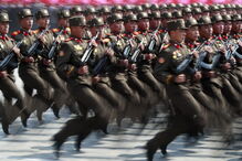 Coreia do Norte exibe poder militar em altura de tensão com os EUA