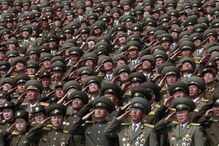 Coreia do Norte exibe poder militar em altura de tensão com os EUA