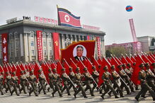 Coreia do Norte exibe poder militar em altura de tensão com os EUA