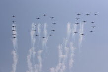 Coreia do Norte exibe poder militar em altura de tensão com os EUA