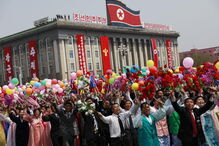 Coreia do Norte exibe poder militar em altura de tensão com os EUA