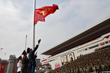 Coreia do Norte exibe poder militar em altura de tensão com os EUA