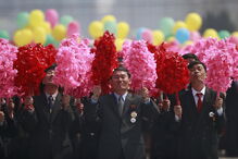 Coreia do Norte exibe poder militar em altura de tensão com os EUA