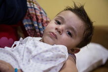 Menino iraquiano que nasceu com oito membros é operado na Índia