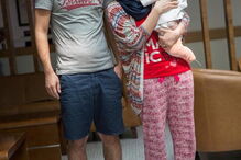 Menino iraquiano que nasceu com oito membros é operado na Índia