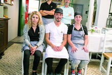 Edmundo posa com os seus empregados e é com a ajuda deles que vai tentar recuperar a clientela