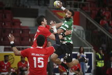 Imagens do jogo de andebol entre Benfica e Sporting