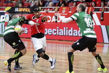 Imagens do jogo de andebol entre Benfica e Sporting