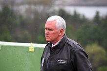 Mike Pence na Zona Desmilitarizada (DMZ), entre a Coreia do Norte e a Coreia do Sul