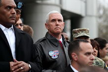 Mike Pence na Zona Desmilitarizada (DMZ), entre a Coreia do Norte e a Coreia do Sul