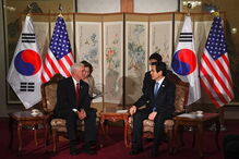 Mike Pence na Zona Desmilitarizada (DMZ), entre a Coreia do Norte e a Coreia do Sul