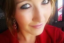 Jessica Storer e o marido, Derreck, organizaram uma festa para os alunos menores em sua casa