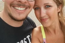 Jessica Storer e o marido, Derreck, organizaram uma festa para os alunos menores em sua casa