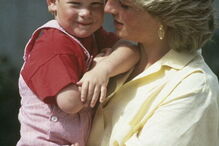 O príncipe Harry tinha 12 anos quando a princesa Diana morreu num trágico acidente de carro, em 1997