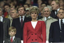 O príncipe Harry tinha 12 anos quando a princesa Diana morreu num trágico acidente de carro, em 1997