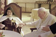 2017-04-17_19_09.42 João Paulo II Fátima 2000 arturo mari lúcia.jpg